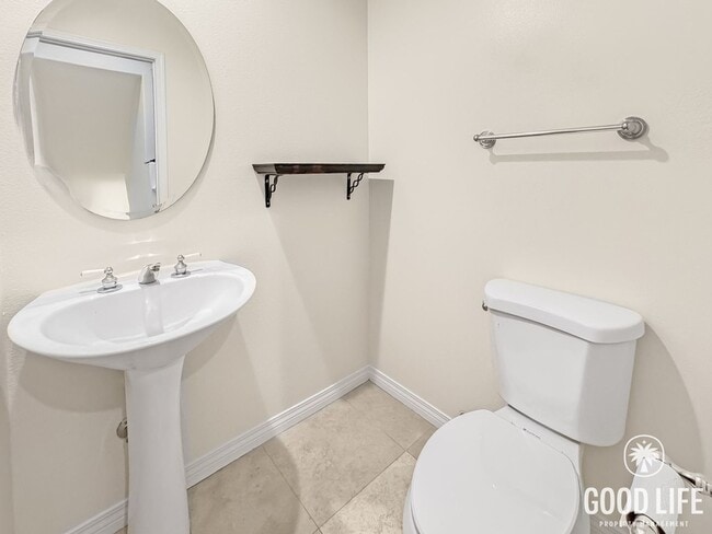 Building Photo - Bright 2Bd/2.5Ba End Unit w/Water/Sewer/Trash Included In Prestigious Tustin Community!