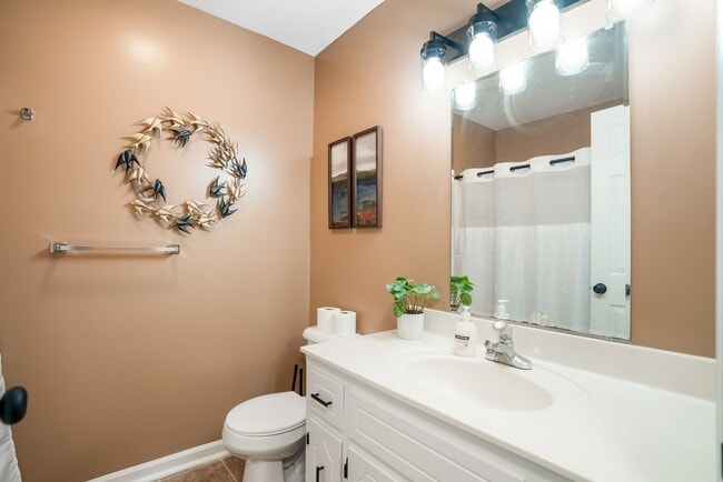 Building Photo - Hope’s Place | Cozy 2BR Condo Near Fort Campbell