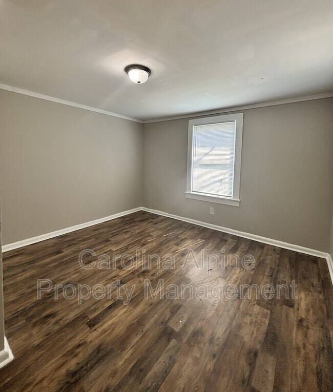 Building Photo - 604 W Elm St