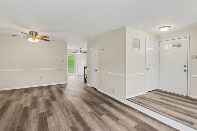 Building Photo - Beautiful Spacious Townhome