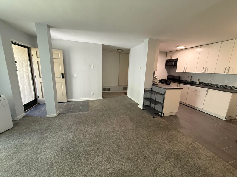 Building Photo - 13754 Mango Dr
