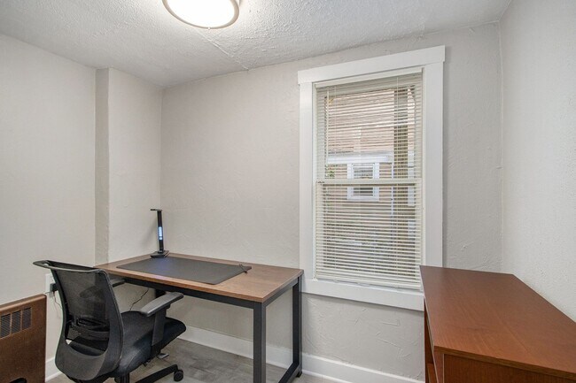 Building Photo - $1495 Tastefully furnished 1BR Apartment |...