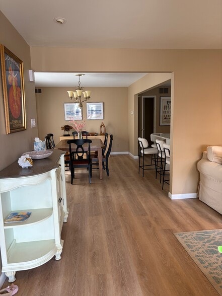 Entry - 2 N Frontenac Ave