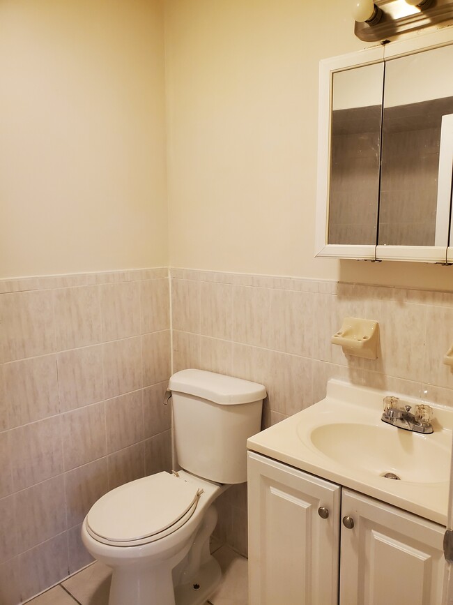 MAIN BATHROOM - 14 Seymour Ave