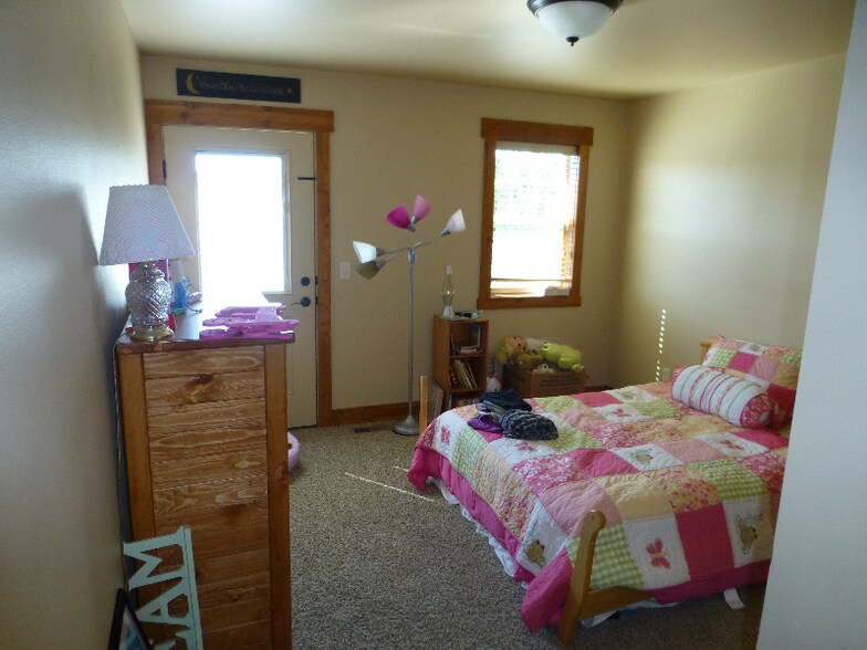 Building Photo - 2025 Lake Hills Dr