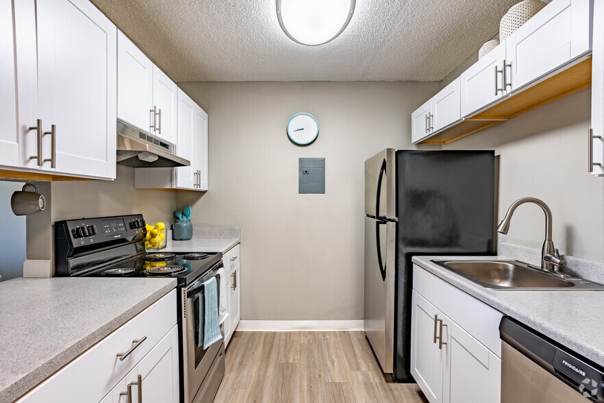 2BR, 2BA - 1,120SF - Kitchen - Meridian at Cherry Creek