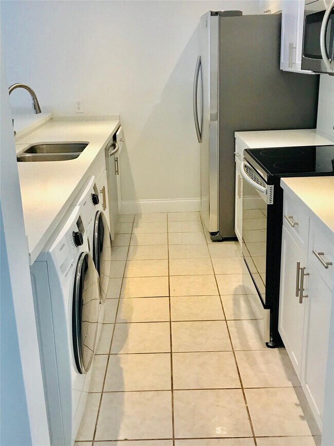 Building Photo - 1640 W Golfview Dr