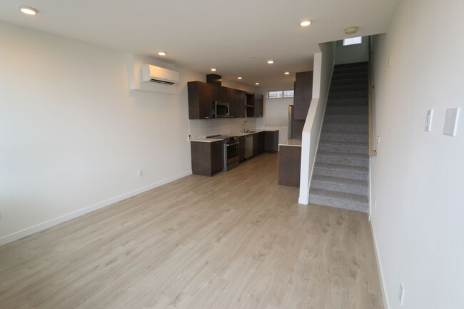 Building Photo - Ballard Townhouse 2bd/2ba, Roof Top Deck, ...