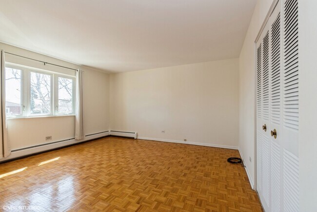 Building Photo - 3552 N Oleander Ave