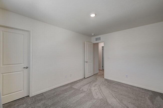Building Photo - Upgraded 5 bedroom home in Cul-De-Sac!!