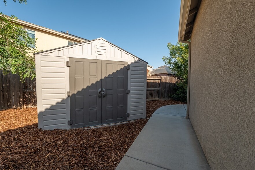 Building Photo - 3083 N Stanley Ave