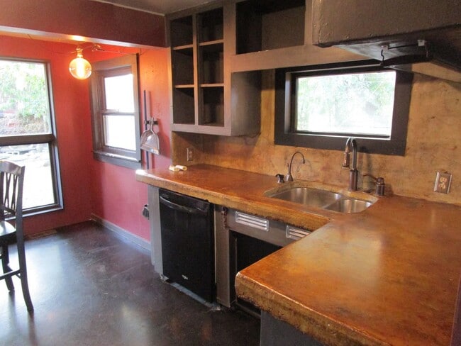 Building Photo - Custom 3 Bedroom Home Near Ochoco Creek Pa...