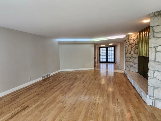 Building Photo - Beautiful 5 Bd 3.5 Ba Home in Holladay