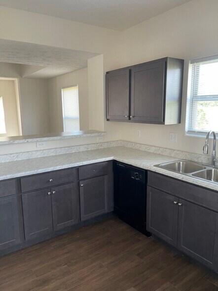 Building Photo - 4231 Otter Creek Dr