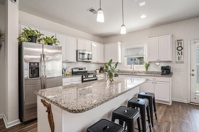 Building Photo - 252 Hyrne Dr