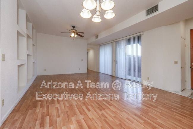 Building Photo - 2927 N Cardell Cir