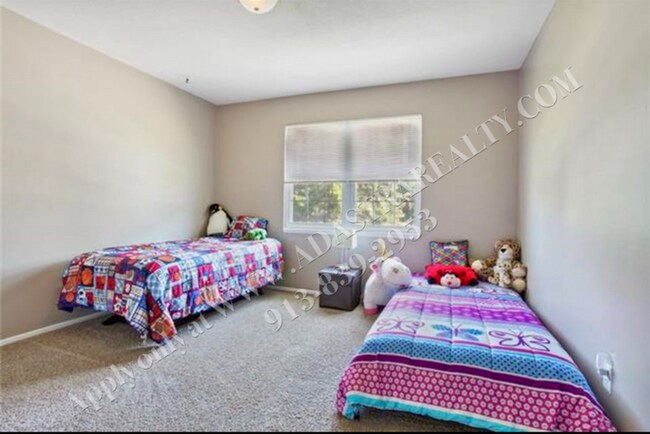 Building Photo - Updated 3Bed/2.5 Bath Duplex in Gladstone-...