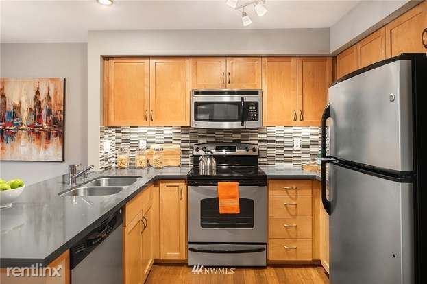 Building Photo - 827 Hiawatha Pl S