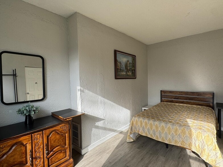 Room 2 - 1514 Fallowfield Ave