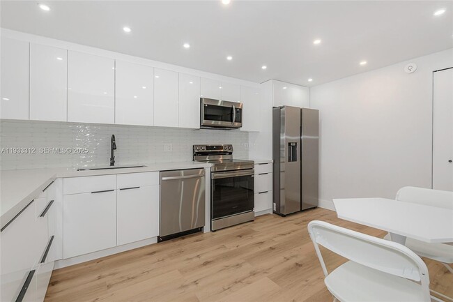 Building Photo - 2500 Parkview Dr