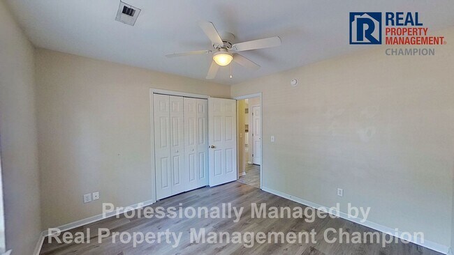 Building Photo - 3 BD/2BA Home with Fenced Back Yard in Azalea Trace - Students Welcome