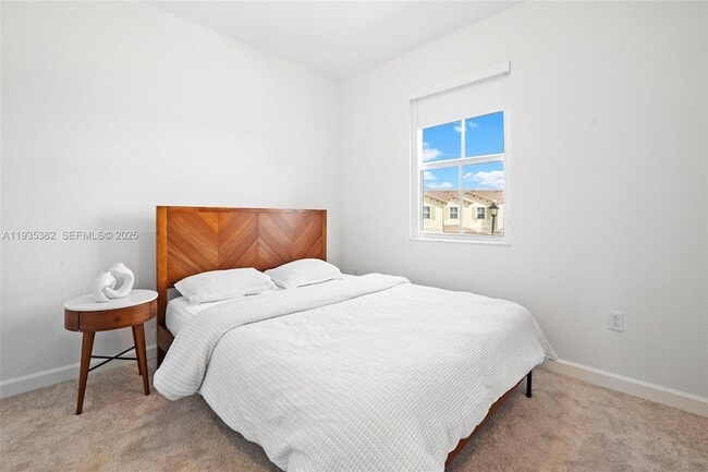 Building Photo - 2400 SE 29th St