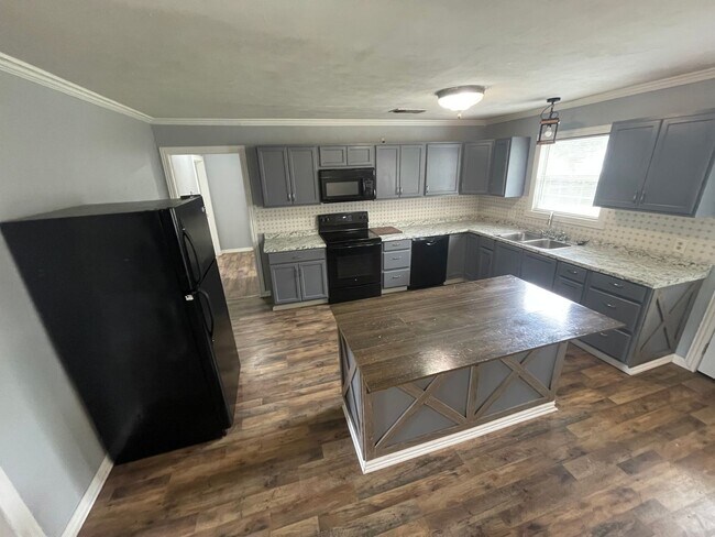 Building Photo - In the heart of Cleburne