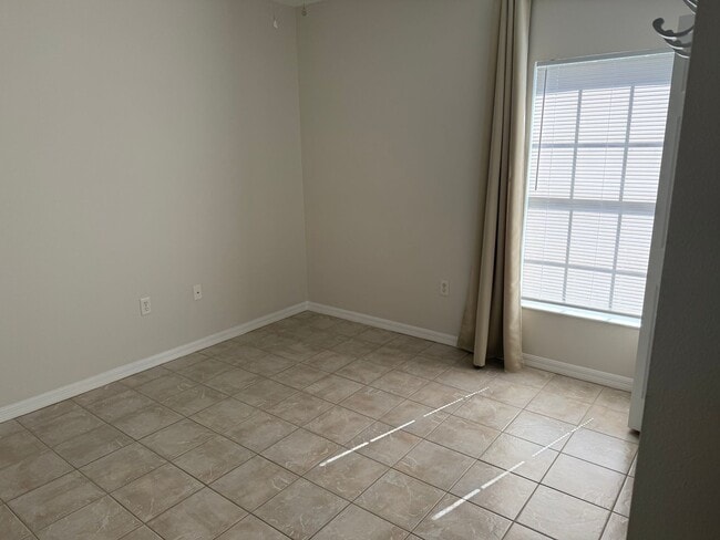 Building Photo - Awesome location and close to a park!