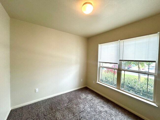Building Photo - *MOVE IN SPECIAL* Comfort & Convenience – 2-Story Home with Fenced Backyard!
