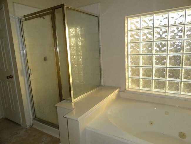 Building Photo - 323 Thorpe Springs Dr