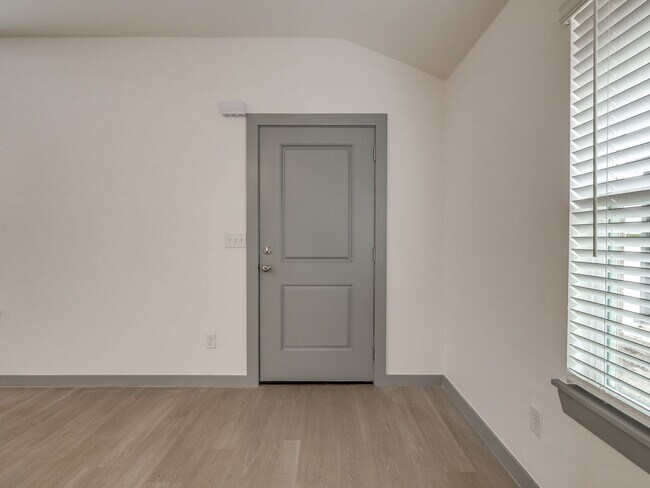 Building Photo - Beautiful New 3-Bed Duplex – Pet Friendly