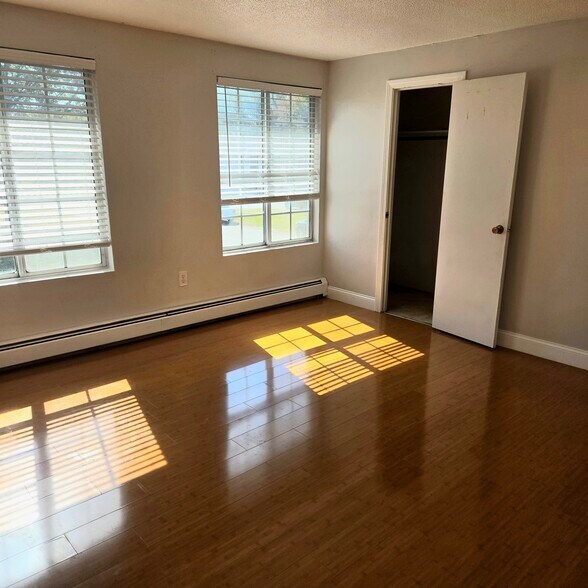 Building Photo - 945 Riverside Dr