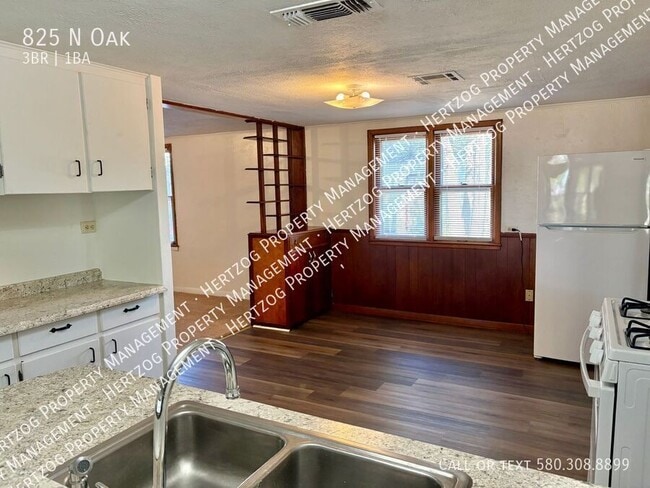 Building Photo - 825 N Oak-