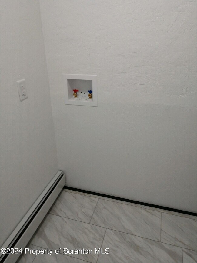 Building Photo - 1357 N Main Ave