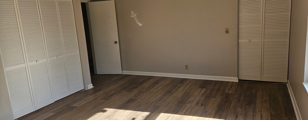 Master bedroom with two big closets - 5515 Country Dr