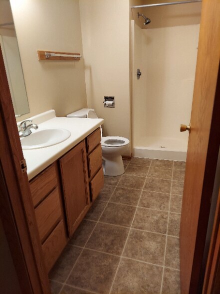 Shower - 1831 Parmenter St
