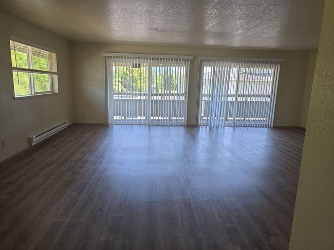 Building Photo - Over 1500 sqft! 3 bedroom 2 full bath suit...