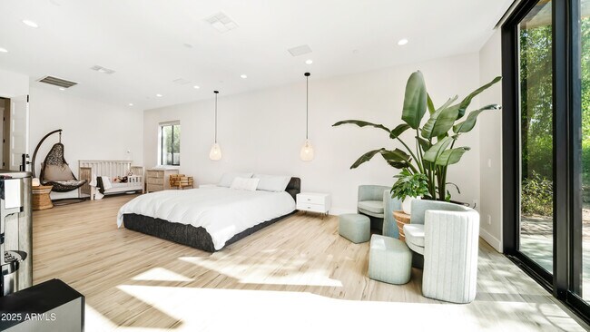 Building Photo - 7417 E Paradise Dr