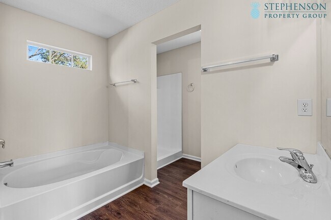 Building Photo - Fully Remodeled in Nov 2025!