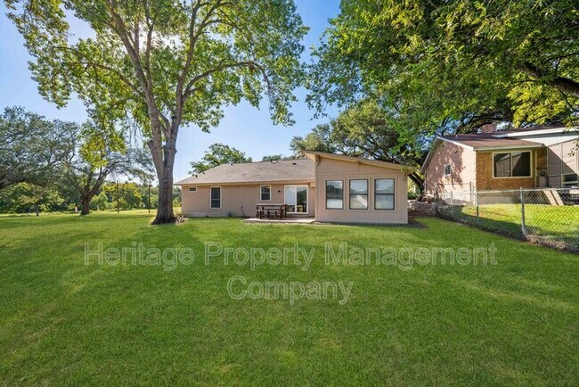 Building Photo - 1174 Mooncrest Dr