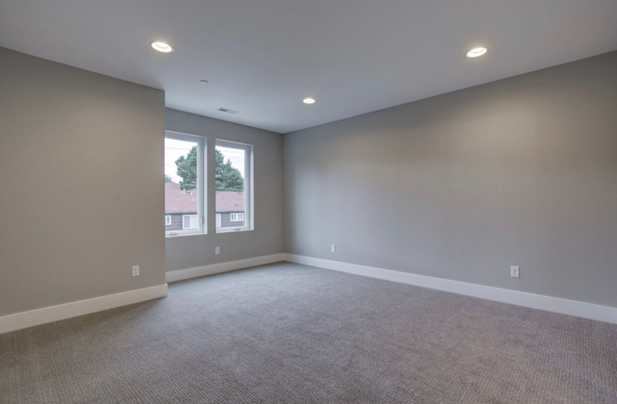 Building Photo - 6049 NE Flanders St