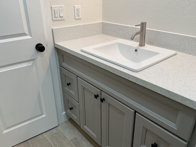 Building Photo - 3BD/2BA APARTMENT - UPSTAIRS UNIT