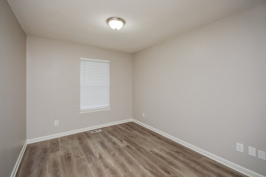 Building Photo - 5490 Northcut Dr