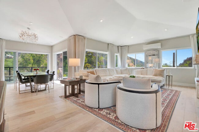 Building Photo - 3859 Rambla Pacifico St