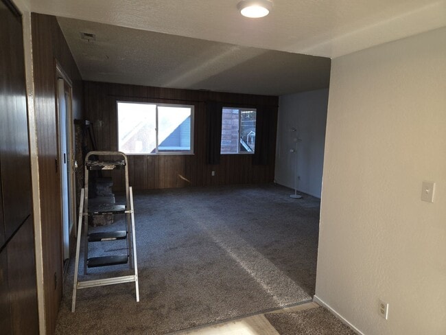 Building Photo - Two bedroom unfurnished in Sierra Tract