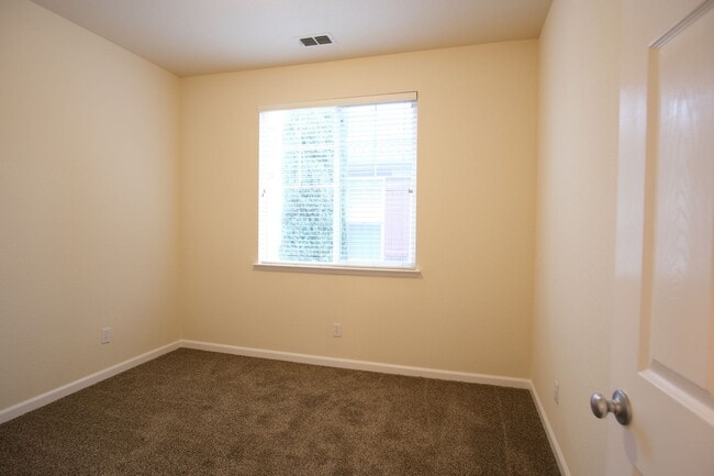 Building Photo - Charming 4-bedroom, 2.5-bathroom home