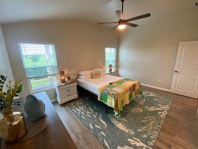 Building Photo - Beautiful, Furnished ANNUAL 2 bed, 2 bath ...