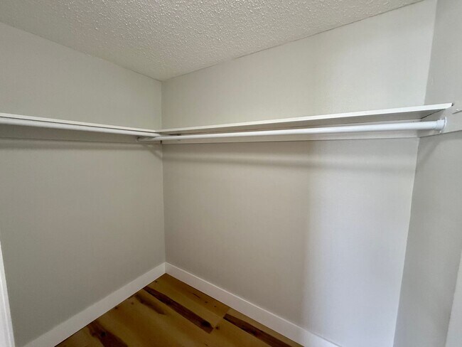 Building Photo - PRICE REDUCED- Beautifully Updated 2/2 Home!
