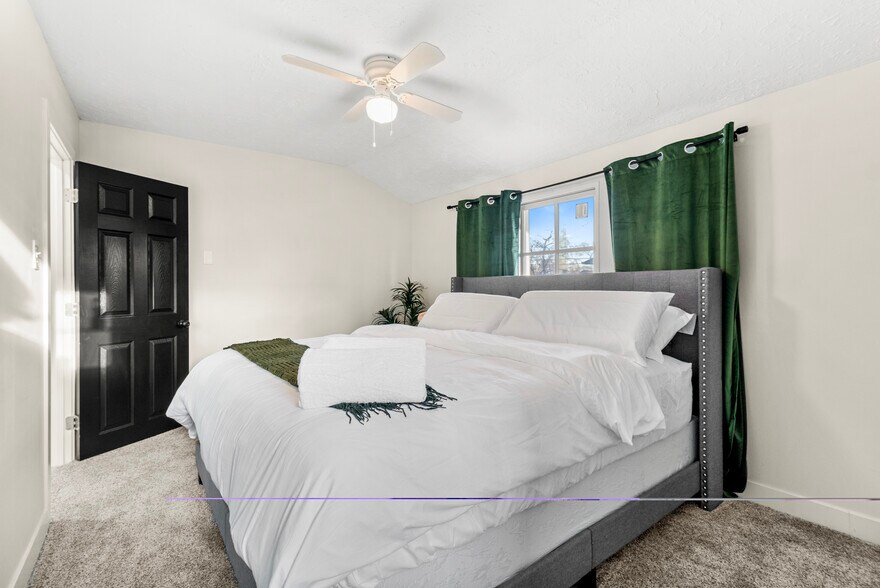 Building Photo - 3310 E 9th St