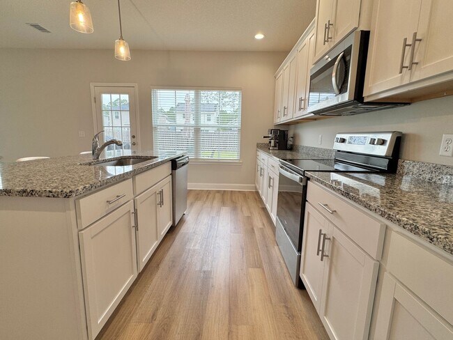 Building Photo - AVAILABLE SEPTEMBER 2025 [PET FRIENDLY]
